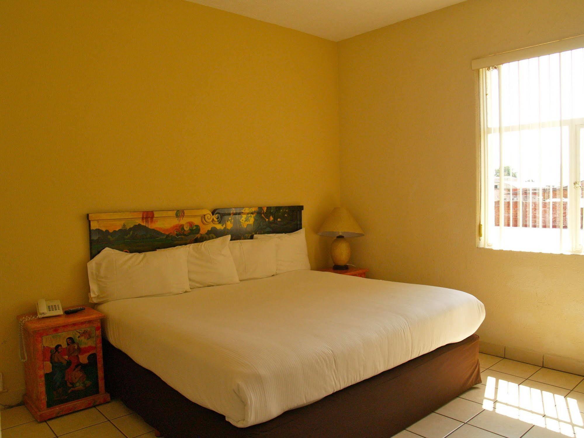 Hotel & Suites Galeria Morelia Buitenkant foto